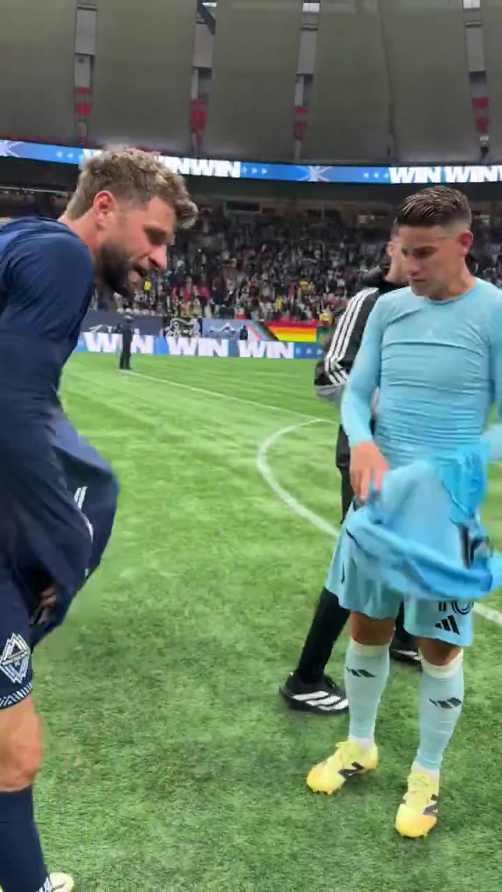 前拜仁队友！穆勒与J罗首次在美职联赛场对阵，赛后交换球衣